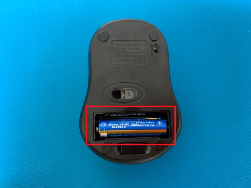 ダイソーのワイヤレスマウスの電池2本入っている状態
